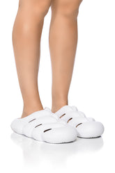 AZALEA WANG RUMBLE RUBBER FLAT SANDAL IN WHITE