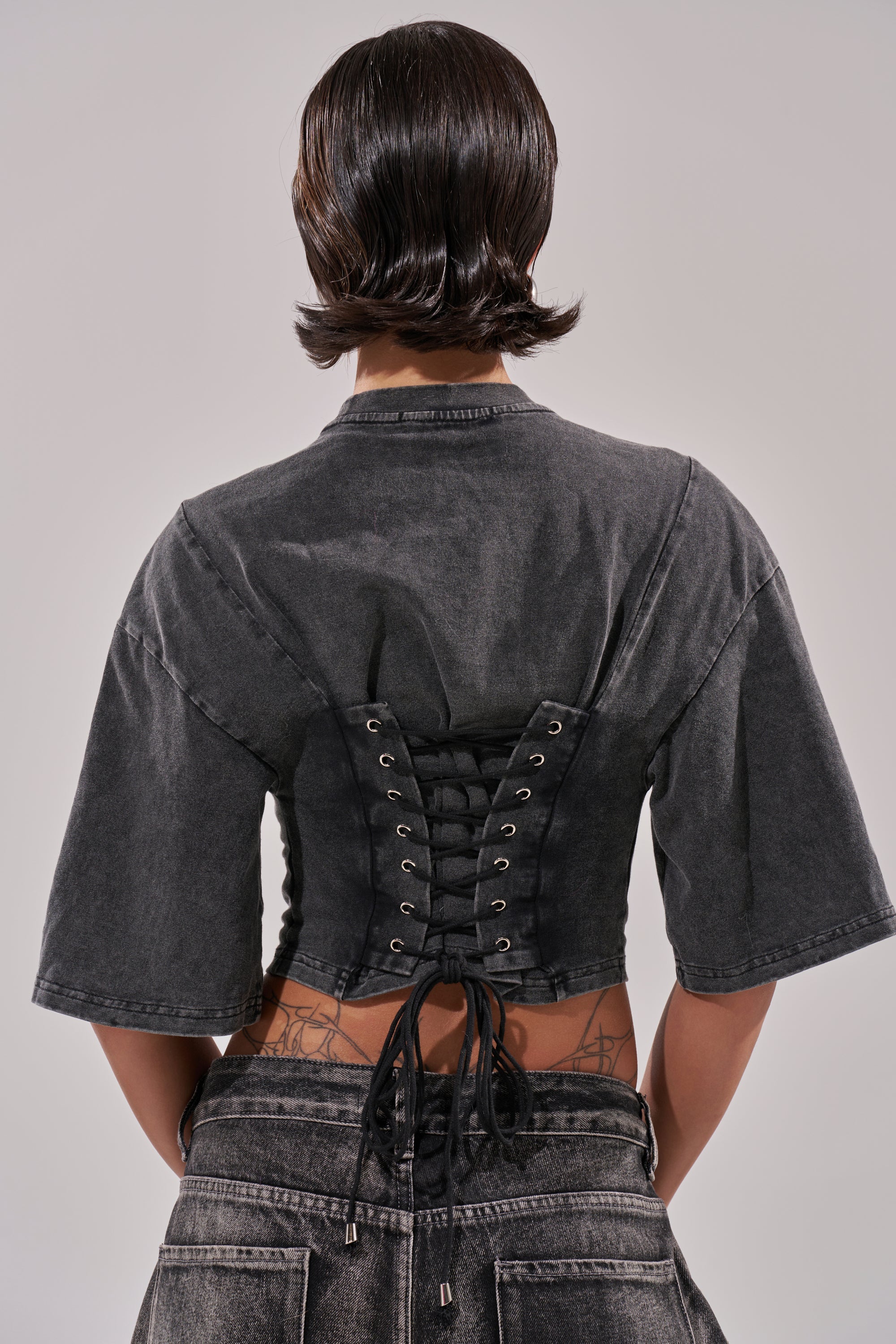 PINNED DOWN MINERAL WASHED TEE IN GREY