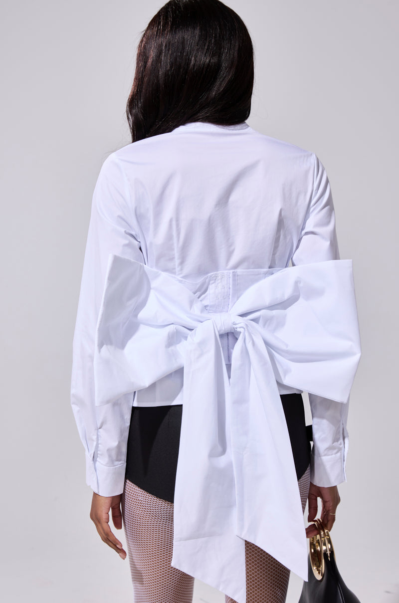 STRAIGHT TO THE POINT BUTTON DOWN