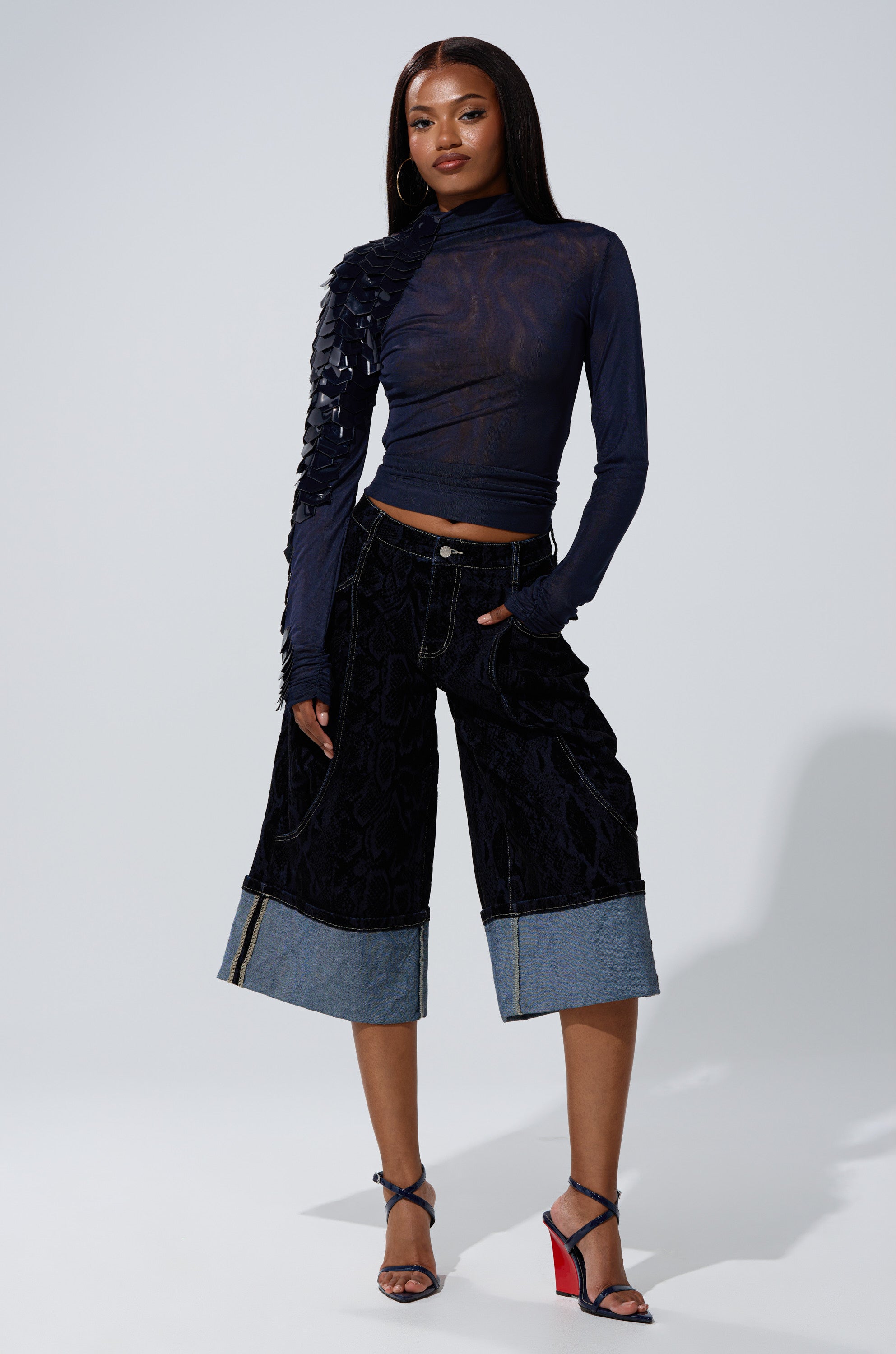 VELMA VINYL SINGLE SLEEVE SCALE TOP IN NAVY