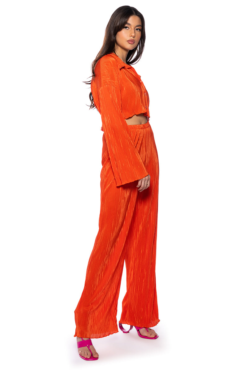 ADVENTURE TO MY WORLD CROPPED BUTTON DOWN